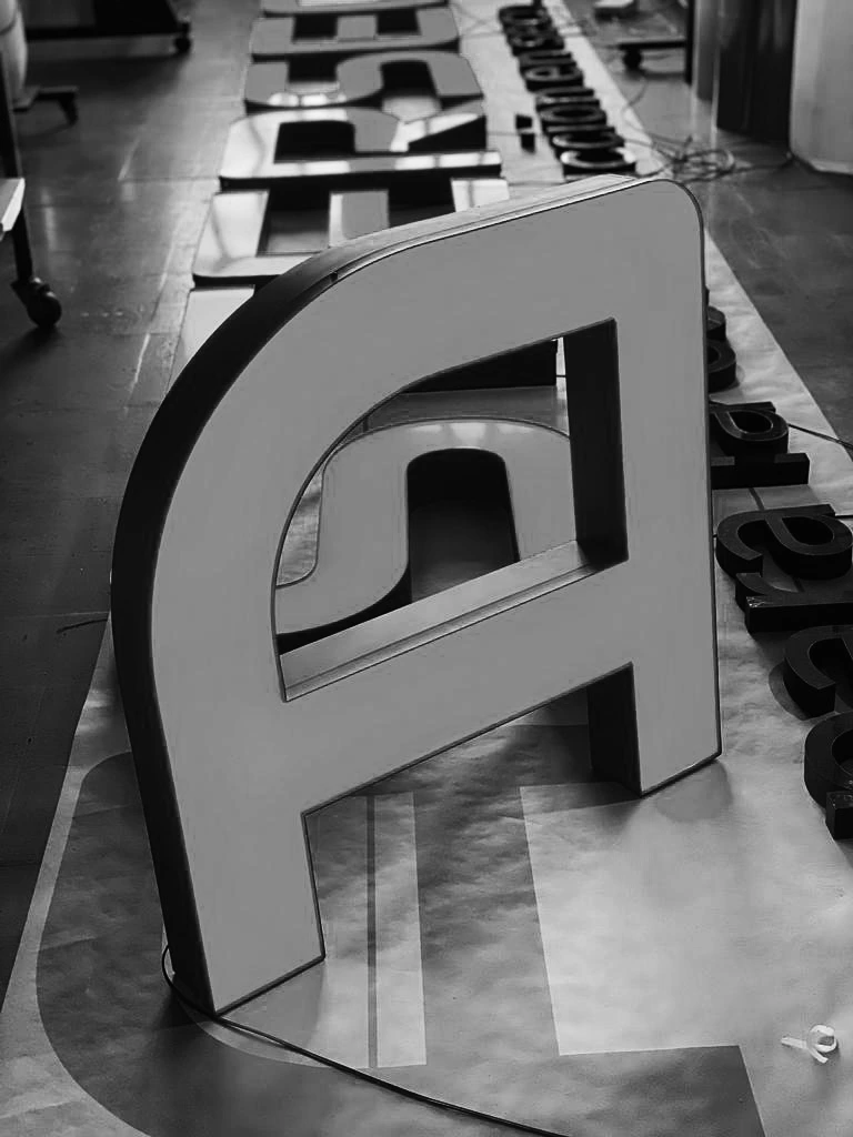 Letras corpóreas retroiluminadas